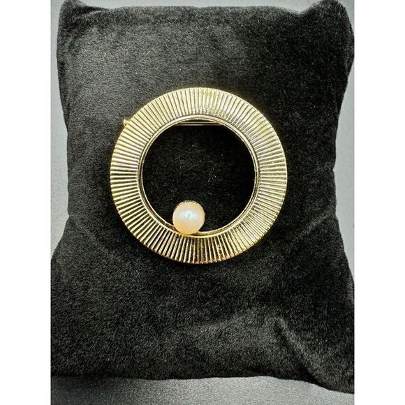 Vintage Jewelry Gold‎ Tone Faux Pearl Open Circle Textured Minimalist Pin Brooch - Picture 1 of 6